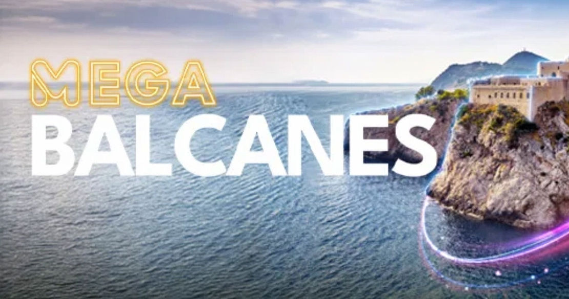 MEGA BALCANES sobre una ciudad costera con murallas