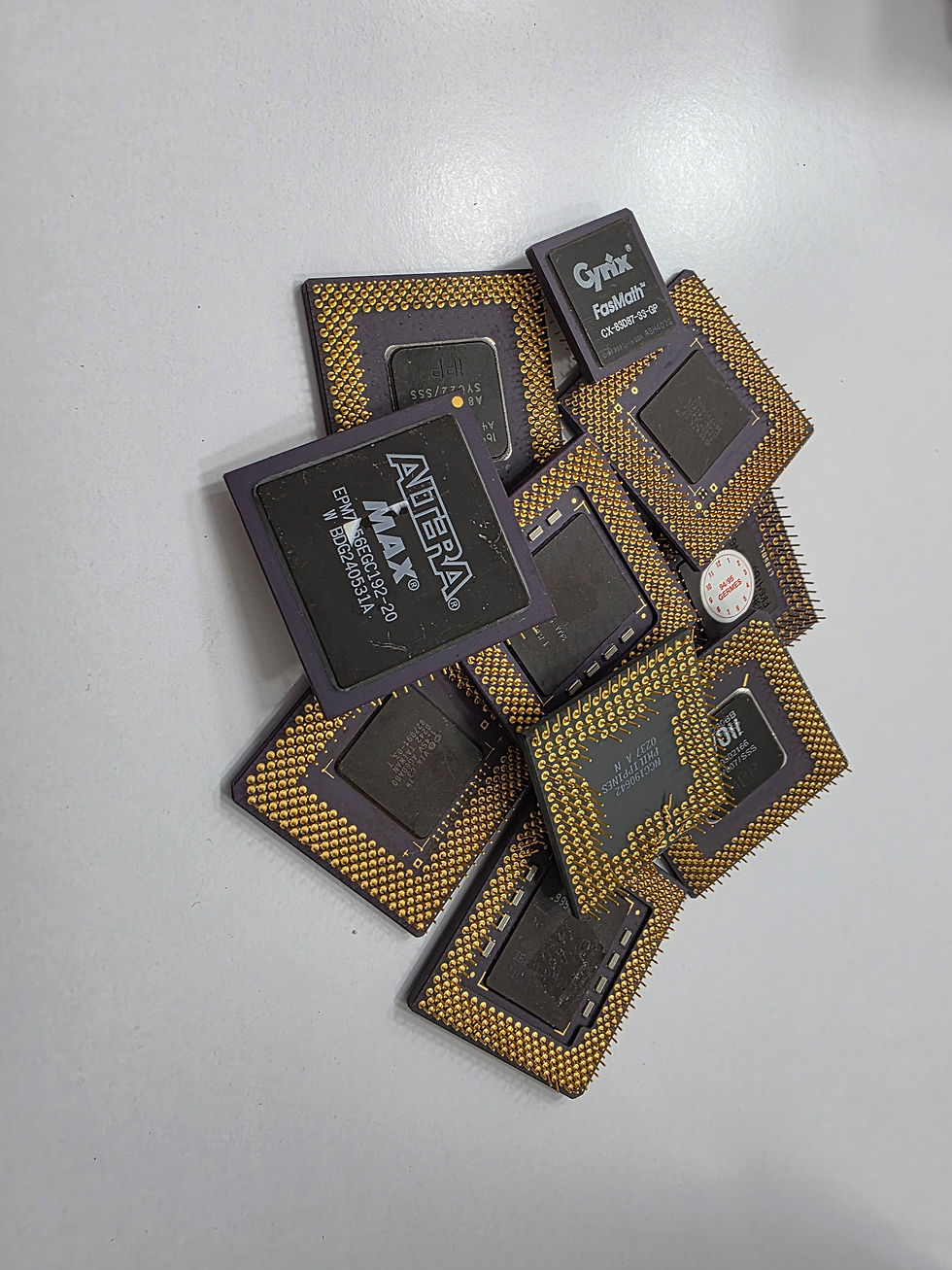 Процессоры желтые ноги и черный квадрат