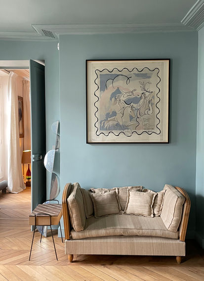 Salon élégant décoré par Irène de Saint Anthost avec mur bleu, canapé en lin et tableau graphique, projet Irene Interiors à Paris.