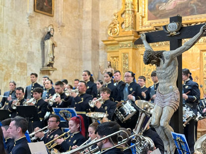 Salamanca | La Hermandad Jesús amigo de los niños celebra el Concierto de Semana Santa de la AM Virgen de la Vega con
un emotivo reconocimiento a la Asociación Asperger y a la figura de Loren