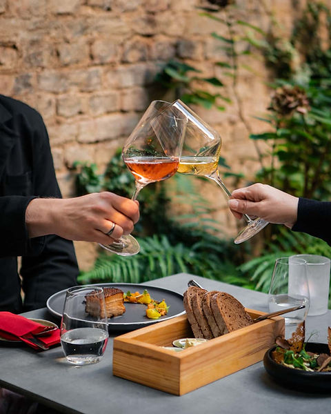 Berlin Weinbar der Weinlobbyist mit idyllischem Innenhof und fröhliche Gäste