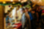 Staunende , hungrige und durstige Gäste im Weihnachtsmarkt Berlin