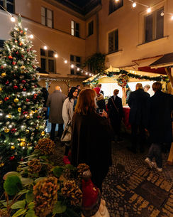Großer Andrang bei den Ständen auf dem Weihnachtsmarkt Berlin im Innenhof vom Weinlobbyisten