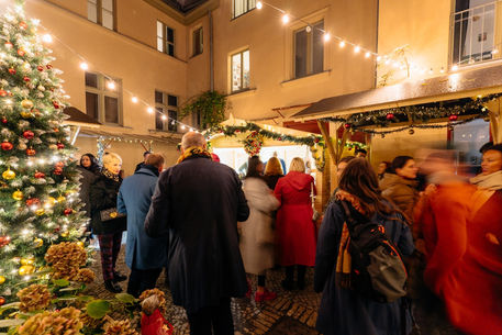 Viele Gäste auf dem Weihnachtsmarkt Berlin im Innenhof vom Weinlobbyisten