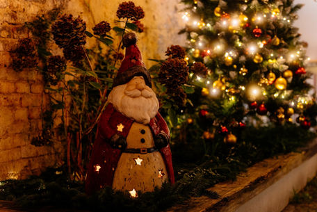 Weihnachtsmann auf dem Weihnachtsmarkt Berlin im Innenhof vom Weinlobbyisten