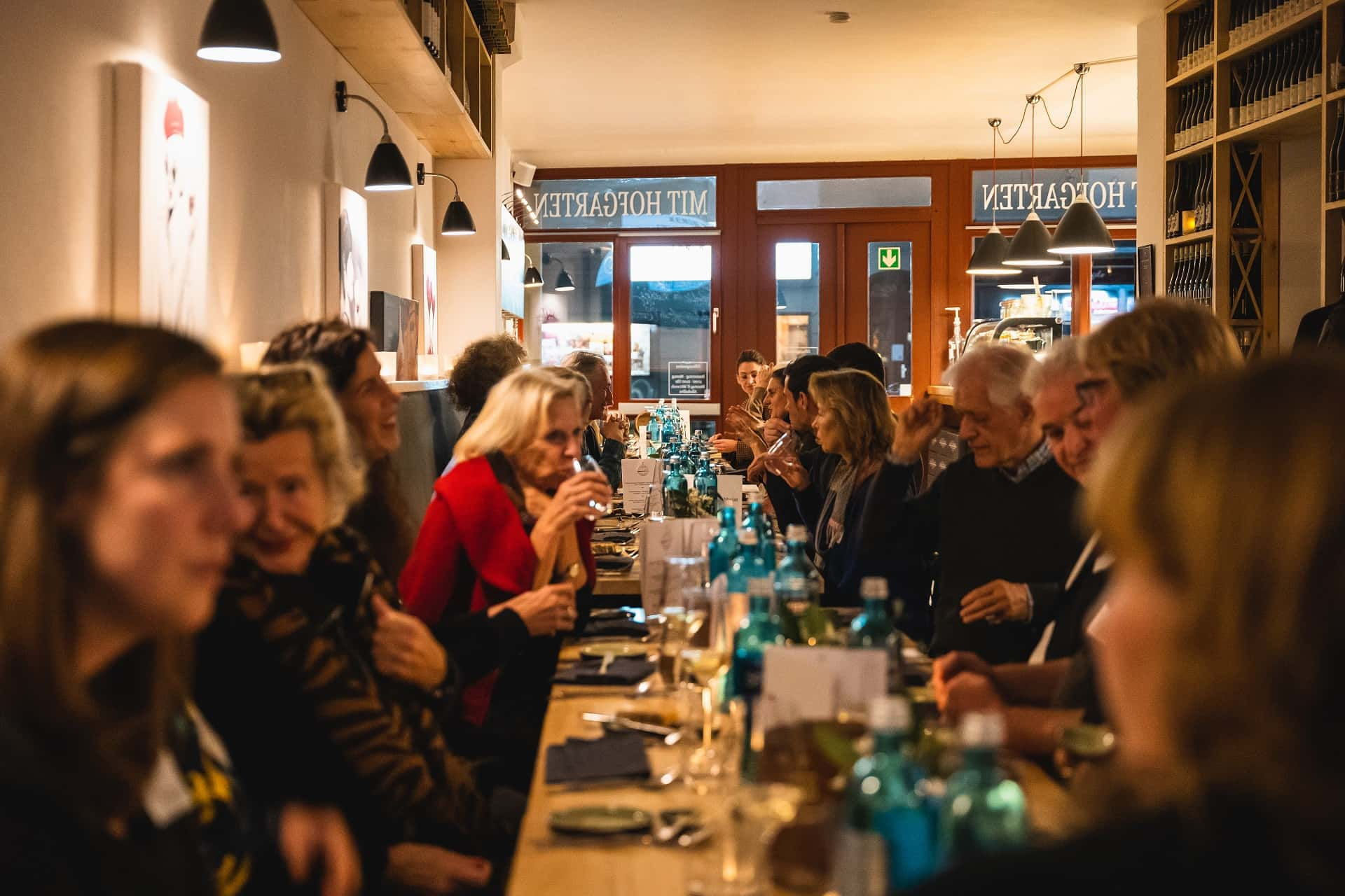Gäste genießen ein besonderes Abendessen im Weinlobbyist