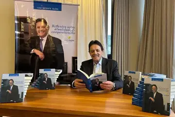 Ex-presidente do Sistema OCESC lança livro sobre atualidade e cooperativismo