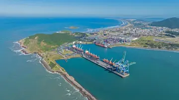 Porto de Imbituba recebe navio porta-contêineres de 336 metros em operação de importação