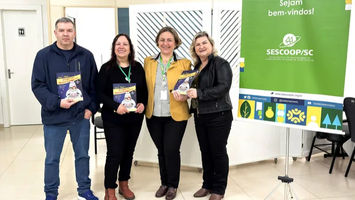 SESCOOP/SC e Copercampos incentivam educação cooperativista com distribuição de livros para escolas