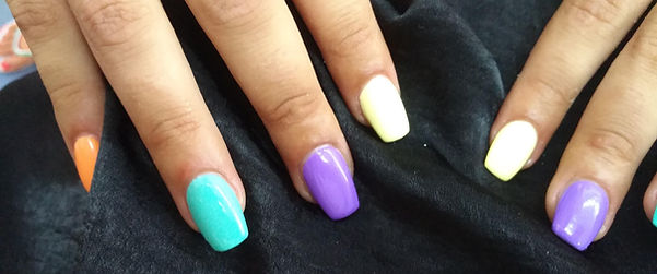 Uñas colores alegres Legado estética Manacor
