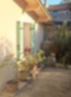 Les Glycines B&B Dordogne sunny courtyar