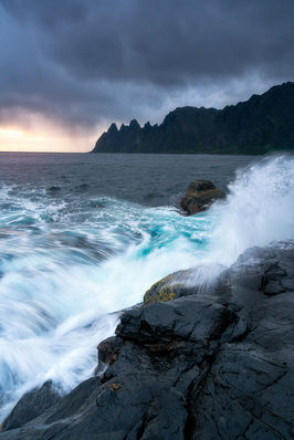 Peitschende Wellen an der Küste in Norwegen
