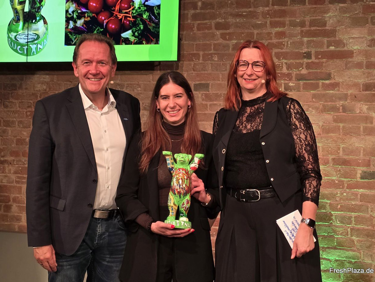 Naomi Thomas von Giocola nimmt den Buddy-Bären entgegen