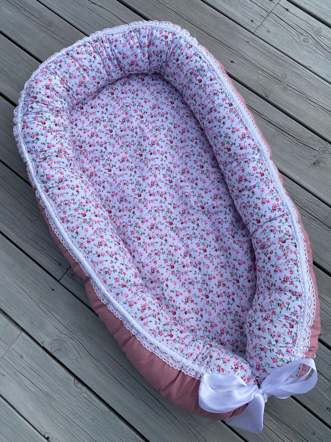 Rosa babynest med blomster