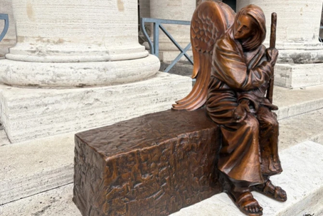 Vatican unveils Timothy Schmalz statue "Be Welcoming"