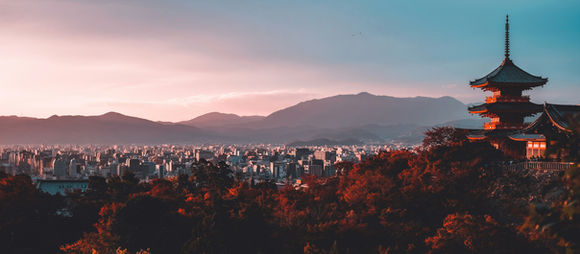 Kyoto travel guide featuring Kinkaku-ji Golden Pavilion, Fushimi Inari Shrine with thousands of torii gates, Gion geisha district, and Arashiyama bamboo grove showcasing Japan’s cultural and historic capital