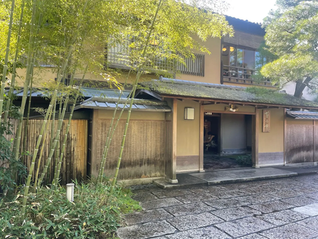 Exquisite Kyoto kaiseki dining, showcasing seasonal ingredients in serene settings. Perfect for tourists seeking fine-dining artistry near Gion or Kyoto Station, these top restaurants capture Japan’s culinary tradition, blending flavor and elegance in every multi-course Japan food travel experience.