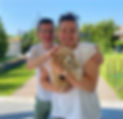 australian puppy met gelukkige nieuwe eigenaars