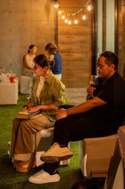 Momentos del Wine & Bookswap, intercambio de libros y vino.