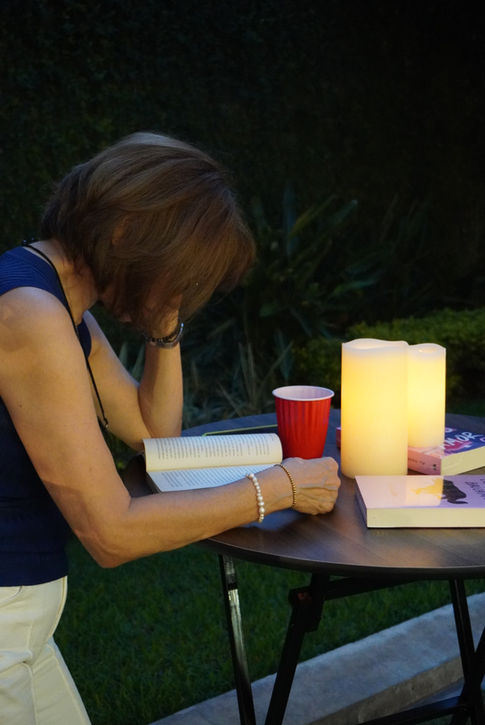 Momentos del Wine & Bookswap, intercambio de libros y vino.