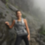 Cristy Mesta en el Cerro de las Mitras con neblina y lluvia