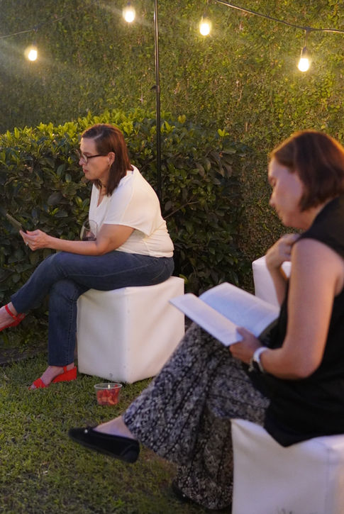 Momentos del Wine & Bookswap, intercambio de libros y vino.