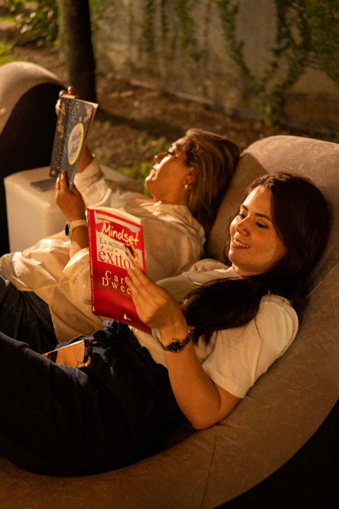 Momentos del Wine & Bookswap, intercambio de libros y vino.