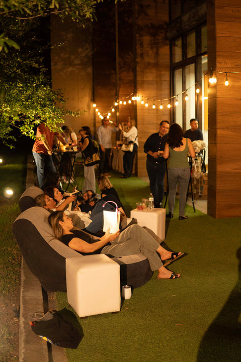 Momentos del Wine & Bookswap, intercambio de libros y vino.