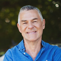 Sourire homme d'âge mûr