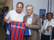 O técnico Carlo Ancelotti acompanhou Bahia x Santos na Fonte Nova e recebeu de Rogério Ceni uma camisa personalizada.