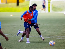 Volante Caio Alexandre fica fora da partida contra o Santos por lesão, e elenco se prepara para recompor equipe no Brasileirão.