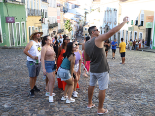 Estado registra alta acima da média nacional, bate recorde de turistas estrangeiros e amplia investimentos em infraestrutura e qualificação.