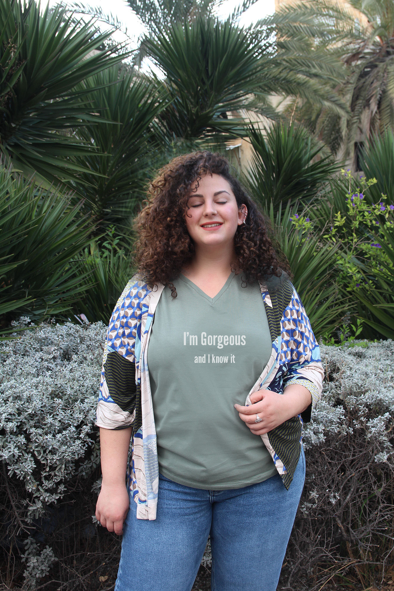 חולצת וי מעוצבת בירוק מעושן בהדפס I'm gorgeous and I know it