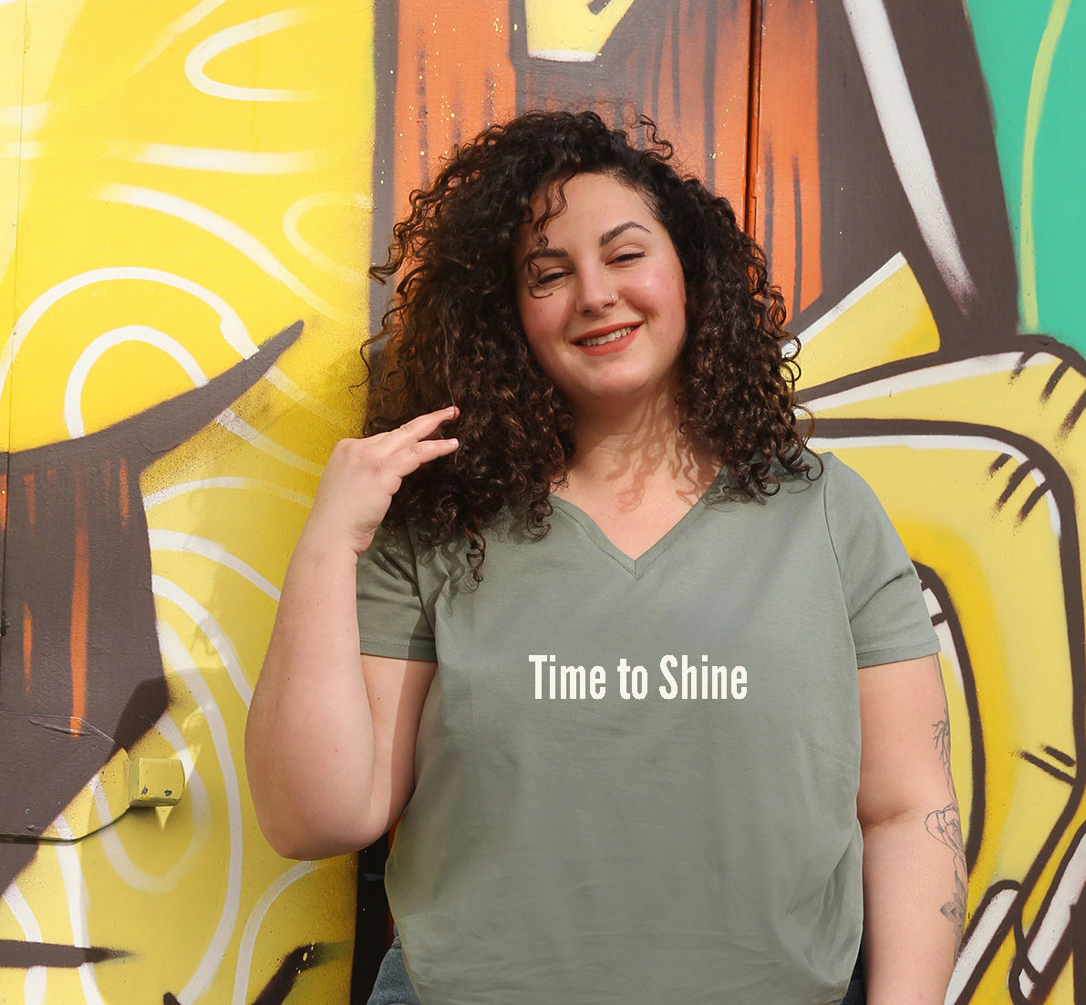 חולצת וי מעוצבת בירוק מעושן בהדפס Time to shine