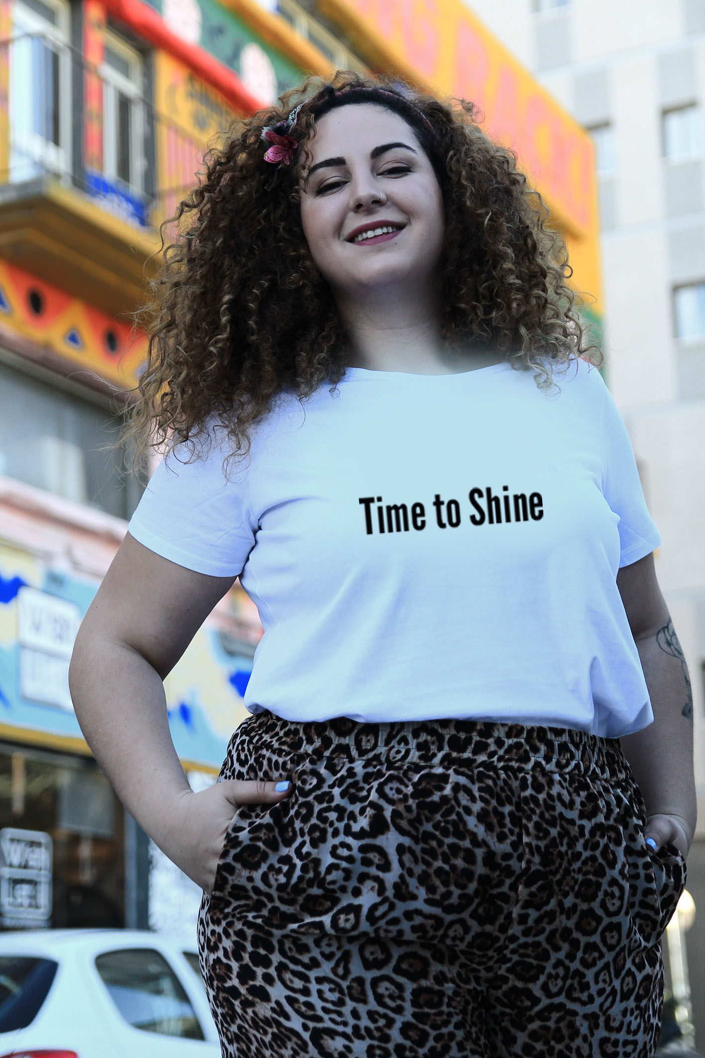חולצת טי לבנה מעוצבת בהדפס Time to shine