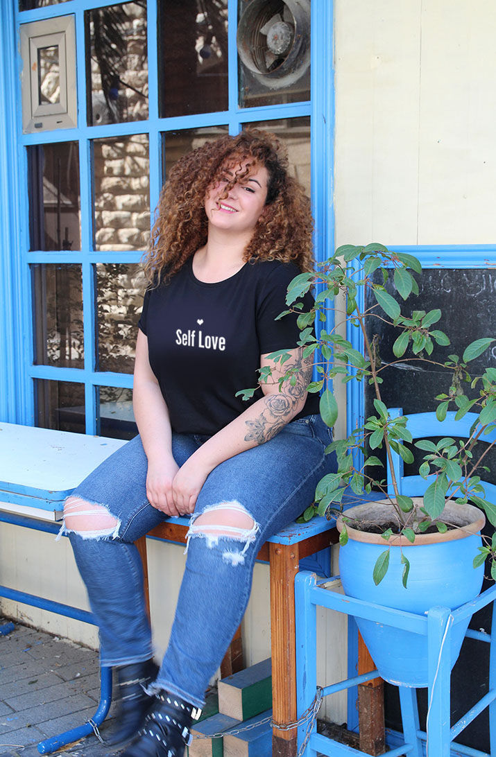 חולצת טי שחורה מעוצבת בהדפס Self Love