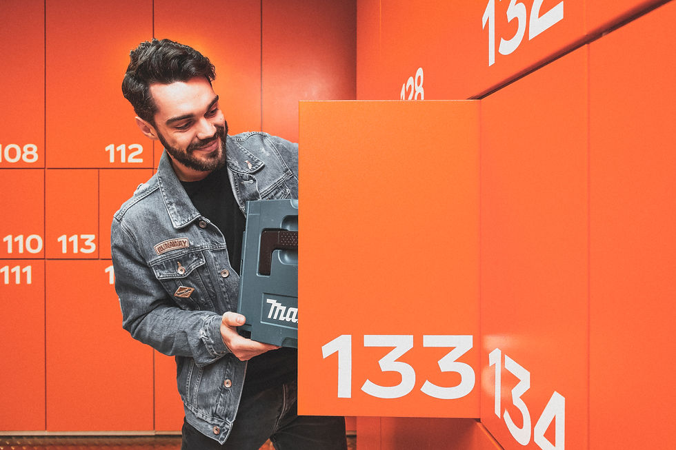 Digitale Werkzeugausgabe: Nutzer platziert Makita-Bohrmaschine in vengine Lockerbox zur kontaktlosen Übergabe auf der Baustelle.