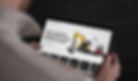 Landingpage von Kurt König auf einem Ipad in den Händen eines Mannes.