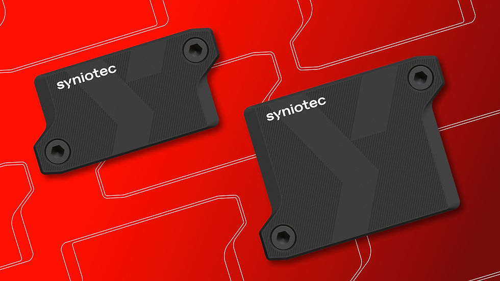 Produkte SAM und PAL der Marke syniotec – robuste IoT-Geräte zur Ortung und Nutzungsanalyse von Baugeräten und Containern, gestaltet im Rahmen eines neuen Markenauftritts mit strategischer Klarheit, Produktdesign und visueller Identität.