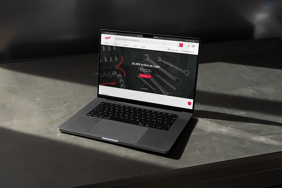 Startseite des Kurt König Onlineshops auf einem Laptop – digitale Plattform für Baumaschinen-Miete, Kauf und Service.