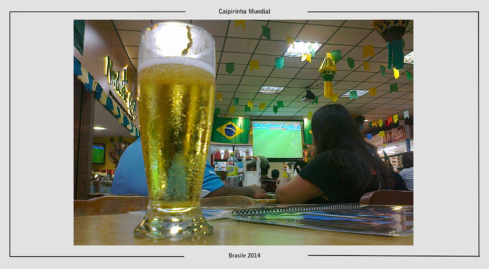 Bar brasiliano coi tifosi a tifare in maglia gialla