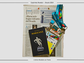 Il romanzo Maracanã e il badge stampa per il Mondiale 2014 adagiati sulla pagina di giornale che recensisce il libro