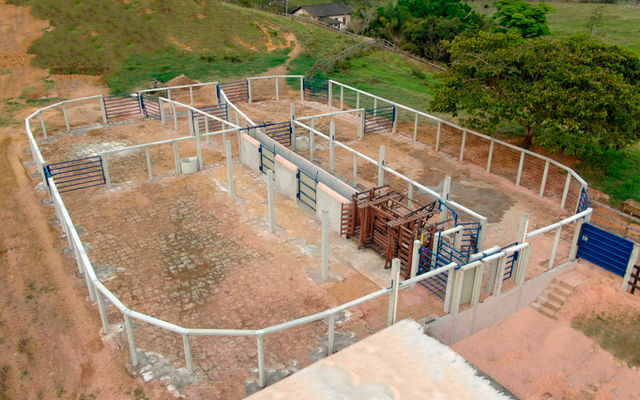 Curral Convencional C41 em concreto pré-moldado protendido e autoadensável