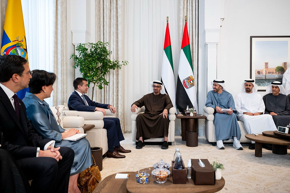 Daniel Noboa se reúne con autoridades de Emiratos Árabes Unidos durante la gira oficial, en sala protocolar con banderas de EAU al fondo.