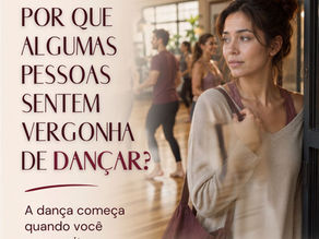 Mulher sentindo vergonha de dançar enquanto observa uma aula de dança ao fundo.