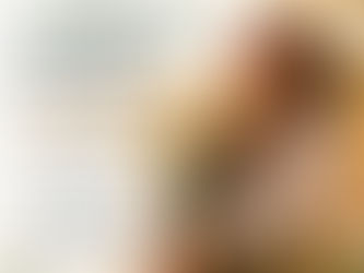 Mulher em ambiente externo refletindo sobre culpa por coisas que não controla, autocobrança, responsabilidade excessiva e autocompaixão