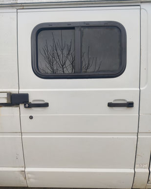 Baie coulissante sur porte latérale de fourgon Renault Trafic.
