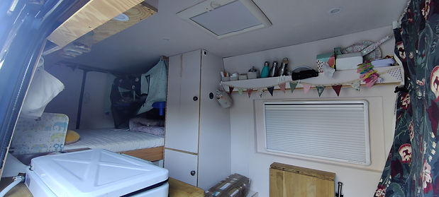 Vue interieur du fourgon créer par Tikavan avec la cuisine et le lit