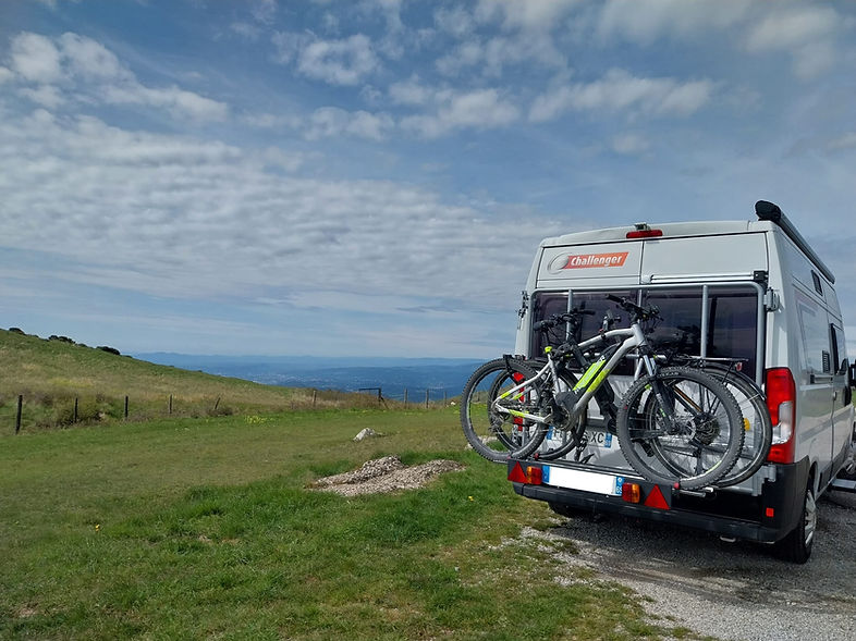 Vanylle fourgon Fiat Ducato et son porte vélo en pleine escapade