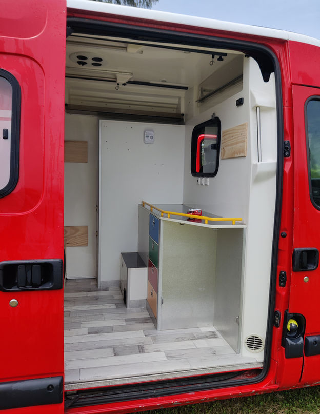 Vue intérieur du Fourgon de pompier aménagé par Tikavan